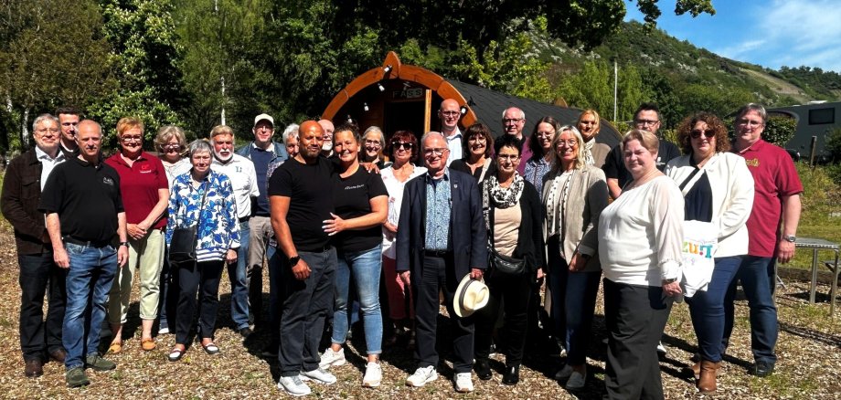 Beim jüngsten Netzwerktreffen des Touristischen Arbeitskreises und der Wirtschaftsförderungsgesellschaft im Landkreis Neuwied auf dem Campingplatz in Leutesdorf drehte sich alles um Trends und Zukunftsthemen im Tourismus.
Foto: Jennifer Döpcke
Beim jüngsten Netzwerktreffen des Touristischen Arbeitskreises und der Wirtschaftsförderungsgesellschaft im Landkreis Neuwied auf dem Campingplatz in Leutesdorf drehte sich alles um Trends und Zukunftsthemen im Tourismus. Foto: Jennifer Döpcke