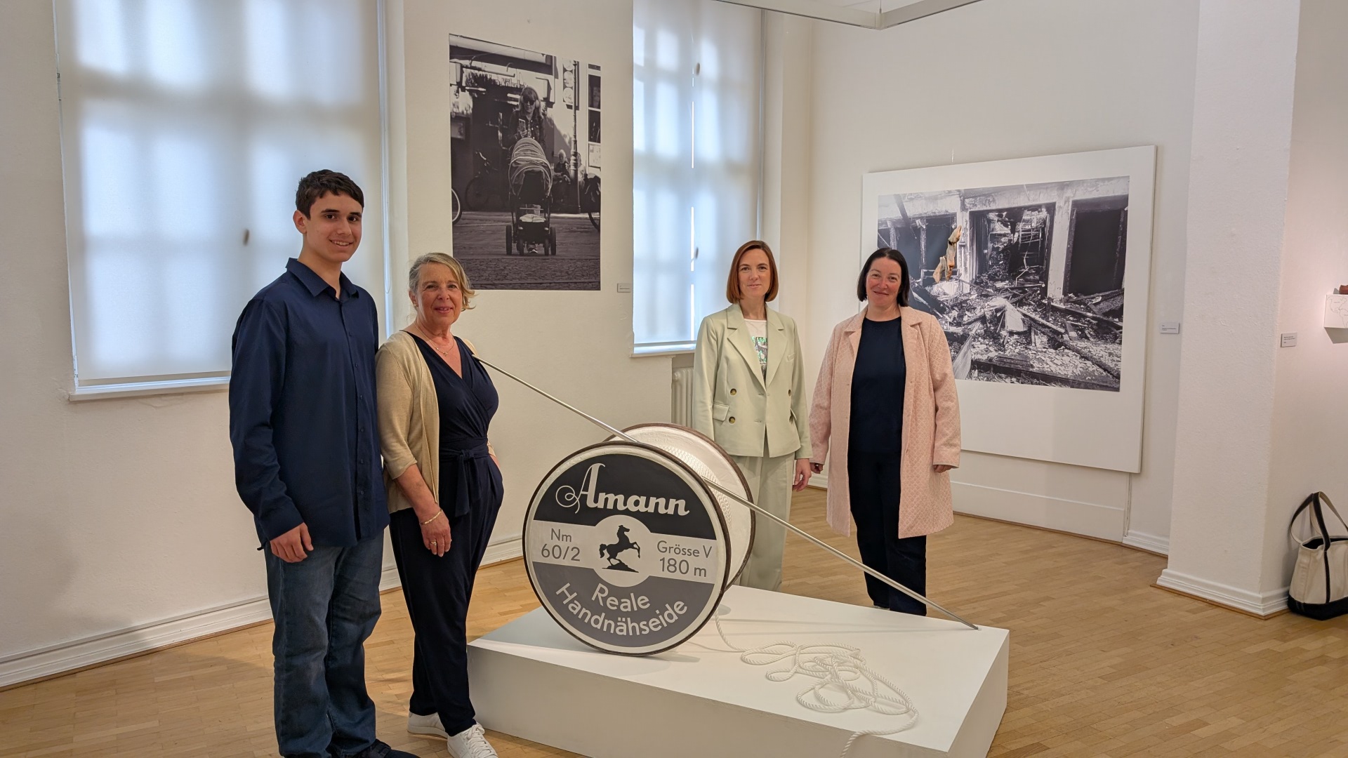 Noch bis zum 14. Juni hat die Ausstellung „Kindsein – Spurensuche“ im Roentgen-Museum geöffnet. Fotos: Thomas Höffner / Roentgen-Museum Neuwied (1) und Thomas Herschbach (2 und 3)