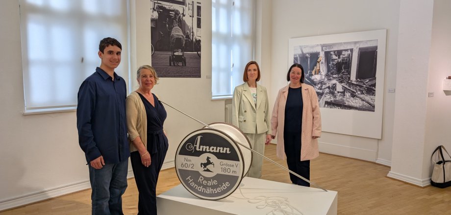 Noch bis zum 14. Juni hat die Ausstellung „Kindsein – Spurensuche“ im Roentgen-Museum geöffnet. Fotos: Thomas Höffner / Roentgen-Museum Neuwied (1) und Thomas Herschbach (2 und 3)