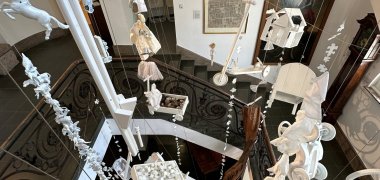 Noch bis zum 14. Juni hat die Ausstellung „Kindsein – Spurensuche“ im Roentgen-Museum geöffnet. Fotos: Thomas Höffner / Roentgen-Museum Neuwied (1) und Thomas Herschbach (2 und 3)