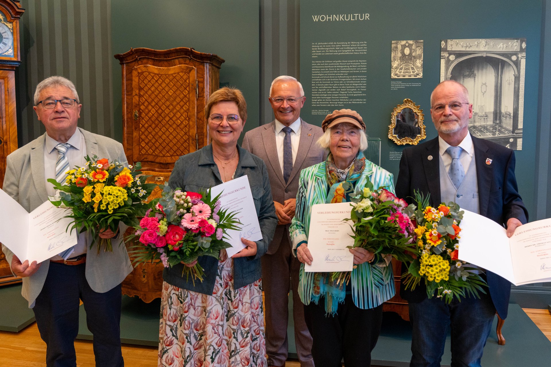Im Roentgen-Museum überreichte Landrat Achim Hallerbach die Ehrennadel des Landes Rheinland-Pfalz an Inge Horn, Anette Wagner, Erwin Hoffmann und Dr. Thomas Stumpf. Foto: Martin Boden / Kreisverwaltung Neuwied