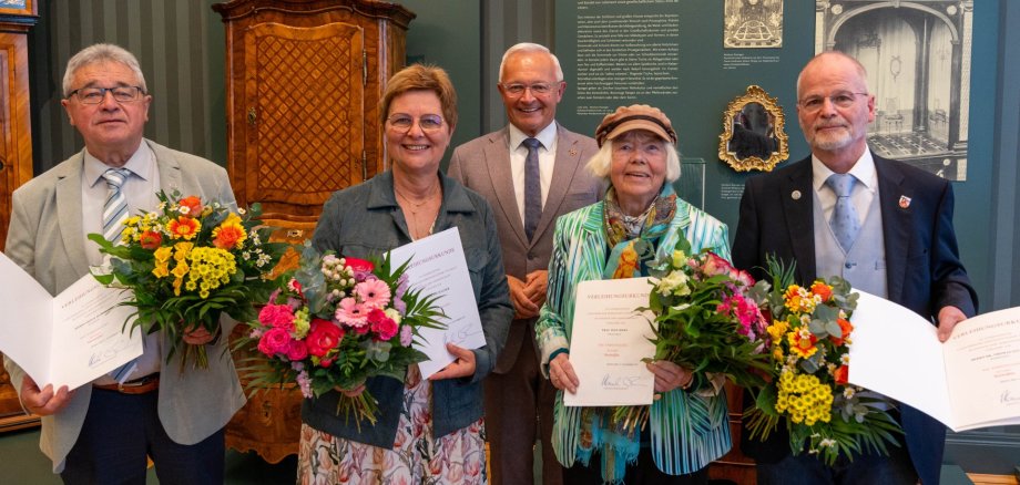 Im Roentgen-Museum überreichte Landrat Achim Hallerbach die Ehrennadel des Landes Rheinland-Pfalz an Inge Horn, Anette Wagner, Erwin Hoffmann und Dr. Thomas Stumpf. Foto: Martin Boden / Kreisverwaltung Neuwied Im Roentgen-Museum überreichte Landrat Achim Hallerbach die Ehrennadel des Landes Rheinland-Pfalz an Inge Horn, Anette Wagner, Erwin Hoffmann und Dr. Thomas Stumpf. Foto: Martin Boden / Kreisverwaltung Neuwied