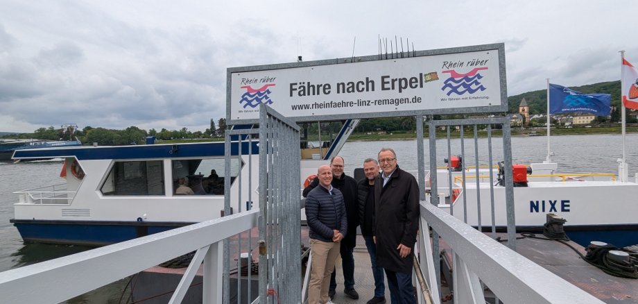 Udo Scholl, Geschäftsführer der Rheinfähre Linz-Kripp GmbH, Thorsten Müller, Verbandsdirektor SPNV-Nord, Fährmeister Alexander Zech, Helmut Muthers, Bürgermeister Stadt Linz (v. l .n. r.). Udo Scholl, Geschäftsführer der Rheinfähre Linz-Kripp GmbH, Thorsten Müller, Verbandsdirektor SPNV-Nord, Fährmeister Alexander Zech, Helmut Muthers, Bürgermeister Stadt Linz (v. l .n. r.).