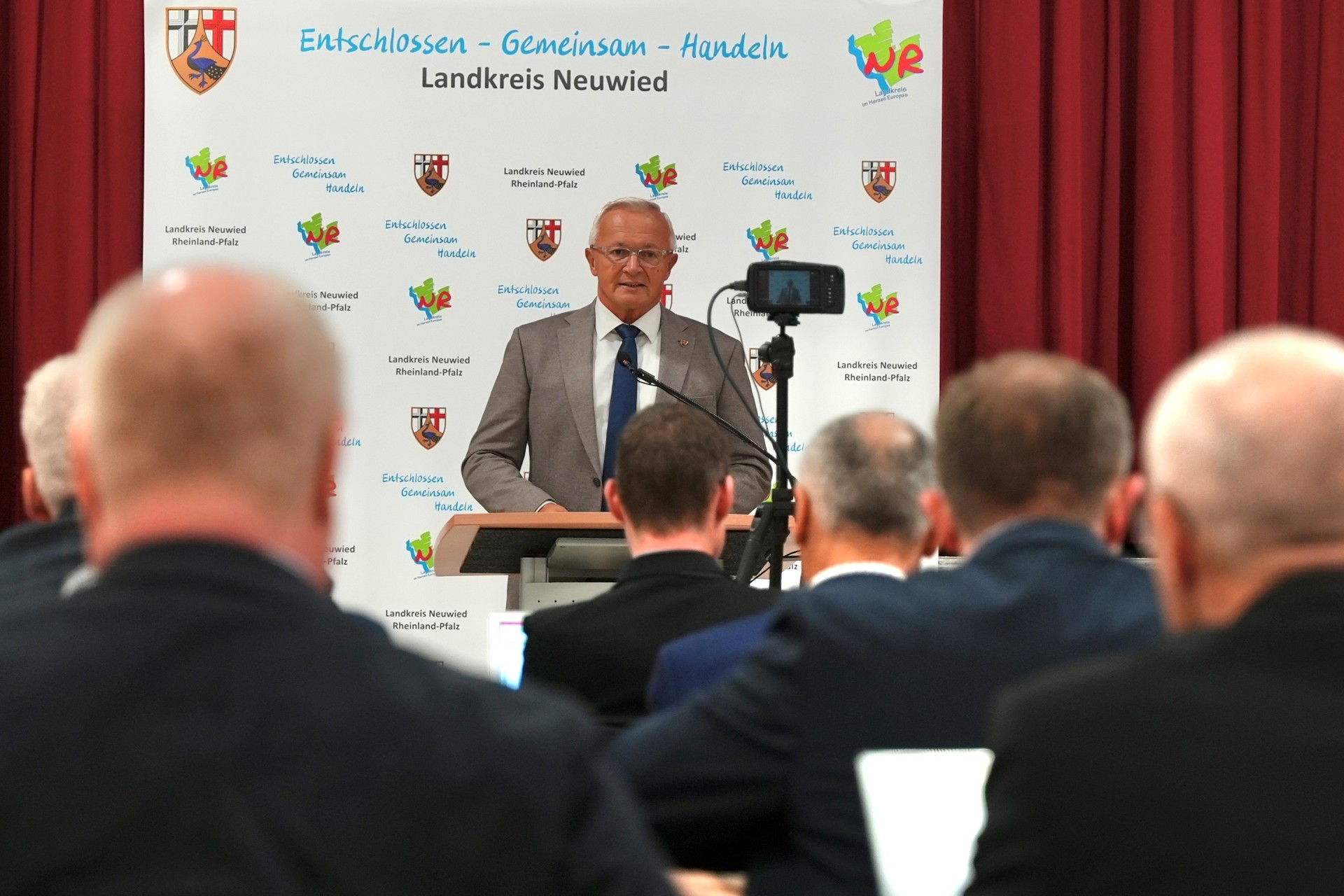 Landrat Achim Hallerbach spricht im Kreistag