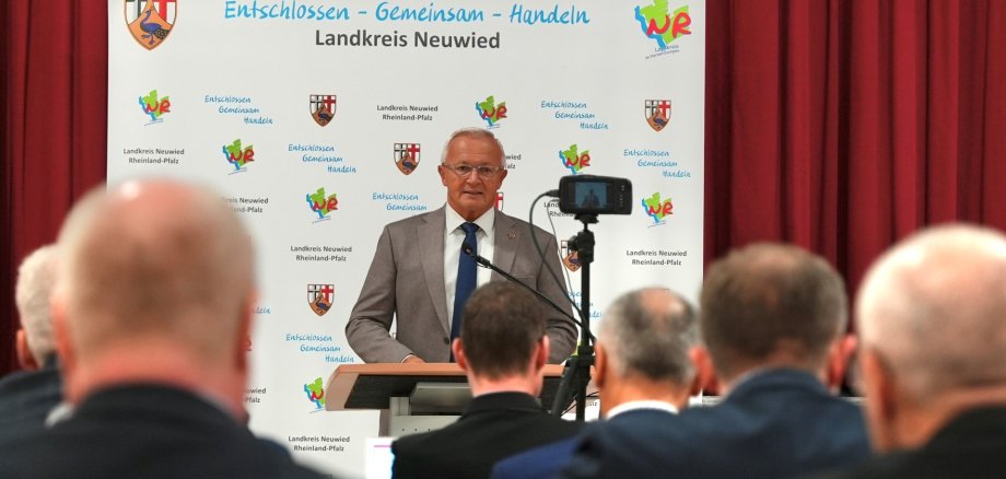 Landrat Achim Hallerbach spricht im Kreistag