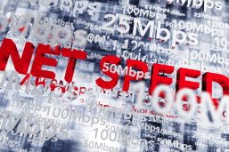 Mehrere Schriften sind übereinandergelegt, z.B. Net, 100Mbps oder Speed.