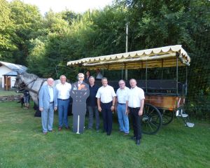 Foto: Zum Planungsgespräch für die historische Raiffeisen-Kutschfahrt am 01. September trafen sich die Veranstalter: (v.l.n.r.) Michael Lieber (Landrat Kreis Altenkirchen), Achim Hallerbach, (Landrat Kreis Neuwied), Josef Zolk (stellvertretender  Vorsitzender der Deutschen Friedrich-Wilhelm-Raiffeisen-Gesellschaft), Hans-Werner Breithausen (Bürgermeister der Verbandsgemeinde Rengsdorf-Waldbreitbach), Rolf Schmidt-Markoski (1. Beigeordneter der Verbandsgemeinde Flammersfeld) und Jan Einig (Oberbürgermeister der Stadt Neuwied).