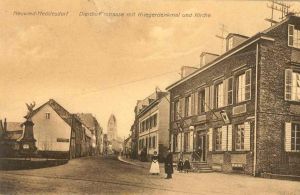 Foto: Bürgermeisteramt (rechts im Bild) in der Dierdorfer Straße in Heddesdorf um 1900. (Archiv Kreismedienzentrum Neuwied)