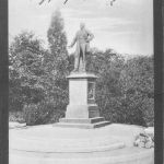 Raiffeisendenkmal am heutigen Standort Raiffeisenplatz, in der Nähe des Roentgen-Museums.