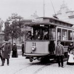 Straßenbahn in Heddesdorf, im Hintergrund das Raiffeisendenkmal und die Zentralstelle.