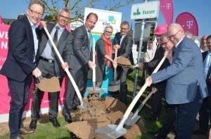 Foto: In Hausen an der Wied fiel im Beisein zahlreicher Gäste mit dem symbolischen Spatenstich der Startschuss für eines der größten Infrastrukturprojekte im Landkreis Neuwied. Bis August 2017 werden im Gebiet der Verbandsgemeinde Waldbreitbach, dem ersten Bauabschnitt des kreisweiten Ausbauprojekts, rund 50 Kilometer Glasfaser und 22 Multifunktionsgehäuse für schnelle Internetanschlüsse sorgen. Für die rund 1.000 Haushalte im Ausbaugebiet der Verbandsgemeinde werden Datenübertragungsraten von bis zu 50 Megabit pro Sekunde (MBit/s) möglich sein. Das neue Netz wird so leistungsstark sein, dass Telefonieren, Surfen im Internet und Fernsehen gleichzeitig funktionieren.