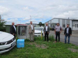 Foto: Christof Furch, Bereichsleiter Vertrieb & Marketing der KEVAG Telekom (KTK) und Bernd Gowitzke, Geschäftsführer der KTK freuen sich ebenso wie Landrat Achim Hallerbach,  Ortsbürgermeister Guido Kern und Syna-Kommunalmanager Johannes Schardt über den Fortschritt des Breitbandausbaus. 