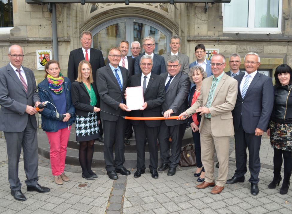 Foto: Das Land fördert den Ausbau von Hochgeschwindigkeits-Breitbandnetzen im Landkreis Neuwied mit bis zu 4,48 Mio. Euro. Innenminister Roger Lewentz hat den Zuwendungsbescheid an Landrat Kaul übergeben.