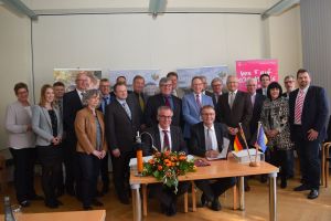 Foto: Sichtlich zufrieden unterzeichnen Landrat Rainer Kaul (rechts) und Niederlassungsleiter Frank Bothe (links) den Kooperationsvertrag 