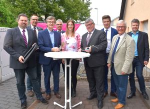 Foto: v.l.n.r. Michael Christ (Bürgermeister VG Asbach), Winfried Moser (Deutsche Telekom), Hans-Günter Fischer (Bürgermeister VG Linz), Manfred Rasbach (Breitbandprojektkoordinator beim Kreis Neuwied), Lisa Schubert (Kreis Neuwied), Michael Mahlert (1. Kreisbeigeordneter), Lukas Meudt (Deutsche Telekom), Gerhard Hausen (Stadtbürgermeister Unkel), Thomas Jüngling (Deutsche Telekom)