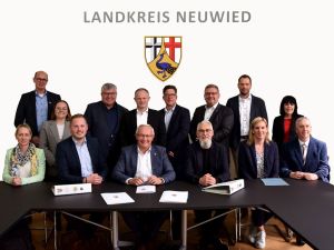 Foto: Unter Dach und Fach sind die Kooperationsverträge im Rahmen des „Graue-Flecken-Förderprogramms“ von Bund und Land, die Landrat Achim Hallerbach in Gegenwart der kommunalen Spitzen von Stadt und Kreis Neuwied mit der GlasfaserPlus GmbH sowie der Bietergemeinschaft MUENET GmbH & Co. KG und MN Glasfaser GmbH unterzeichnete. Foto: Silke Läufer-Hermann