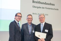 Foto: Bundesminister Alexander Dobrindt (links) hat die ersten Förderbescheide für Mittel aus dem milliardenschweren Bundesförderprogramm für den Breitbandausbau übergeben. Damit erhalten Kommunen und Landkreise mit unterversorgten Gebieten bis zu 50.000 Euro. Mit dem Geld können sie Ausbauprojekte für schnelles Internet planen und Antragsunterlagen für eine Bundesförderung dieser Projekte erstellen. In einem zweiten Schritt vergibt das BMVI jeweils bis zu 15 Millionen Euro, um die Umsetzung von Ausbauprojekten zu fördern. Für den Landkreis Neuwied konnte der Kreisbeigeordnete Werner Wittlich (rechts) den Förderbescheid in Empfang nehmen.