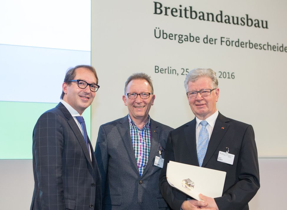 Foto: Bundesminister Alexander Dobrindt (links) hat die ersten Förderbescheide für Mittel aus dem milliardenschweren Bundesförderprogramm für den Breitbandausbau übergeben. Damit erhalten Kommunen und Landkreise mit unterversorgten Gebieten bis zu 50.000 Euro. Mit dem Geld können sie Ausbauprojekte für schnelles Internet planen und Antragsunterlagen für eine Bundesförderung dieser Projekte erstellen. In einem zweiten Schritt vergibt das BMVI jeweils bis zu 15 Millionen Euro, um die Umsetzung von Ausbauprojekten zu fördern. Für den Landkreis Neuwied konnte der Kreisbeigeordnete Werner Wittlich (rechts) den Förderbescheid in Empfang nehmen.