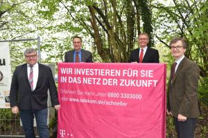 Foto: In der Stadt Linz, ganz in der Nähe des Baugebietes Roniger Hof, trafen sich die Vertreter der Verbandsgemeinde, des Landkreises Neuwied sowie des Kreisverbandes des Gemeinde- und Städebundes mit der Telekom zum Startschuss des Breitbandausbaus im Verbandsgemeindegebiet Linz. Der Ausbau ist Teil des kreisweiten Projektes zur Schaffung einer flächendeckenden Breitbandinfrastruktur für schnelle Internetanschlüsse.