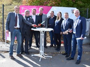 Foto v.l.n.r.: Winfried Moser (Regionalmanager der Deutschen Telekom), Kreisbeigeordneter Michael Mahlert, VG Asbach Bgm. Michael Christ, VG Dierdorf Bgm. Horst Rasbach, VG Puderbach Wolfgang Theis, Lisa Schubert (Kreisverwaltung Neuwied), VG Rengsdorf-Waldbreitbach Bgm. Hans-Werner Breithausen, Manfred Rasbach (Kreisverwaltung Neuwied, Stabsstelle Digitalisierung).