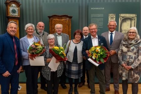 Mit Sigrid Speer (2.v.l.), Brigitte Boden (4.v.l.) und Günter Wittlich (3.v.r) links) würdigte Landrat Achim Hallerbach in Gegenwart von Verbandsbürgermeister Hans-Werner Breithausen, Bürgermeistern Monika Kukla und dem 3. Beigeordneten der Ortsgemeinde Kurtscheid, Dominik Geisen im Roentgen-Museum ein ausgezeichnetes Trio im Ehrenamt. Foto: Martin Boden / Kreisverwaltung Neuwied