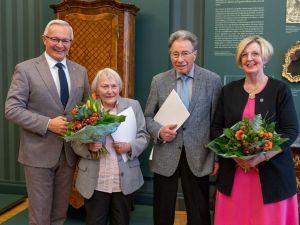 Foto: Mit der Ehrennadel des Landes Rheinland-Pfalz zeichnete Landrat Achim Hallerbach Sigrid Wesely aus Unkel, Sabine Weiß aus Rodenbach-Udert sowie die Brüder Herbert und posthum Walter Weingarten aus Roßbach/Wied aus. Foto: Martin Boden / Kreisverwaltung Neuwied.