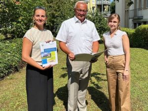 Foto: Zusammen mit Klimaschutzmanagerin Janine Sieben (links) und Klimawandelanpassungsmanagerin Angelina Zahn macht Landrat Achim Hallerbach auf die Broschüre „BauherrenInfo“ der Stabsstelle Energie, Klima und Umwelt der Kreisverwaltung Neuwied aufmerksam. Foto: Thomas Herschbach