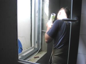 Foto: Montageschaum reicht beim Einbau neuer Fenster nicht aus – der Rahmen muss luftdicht in der Leibung verklebt werden.  Foto: VZ RLP