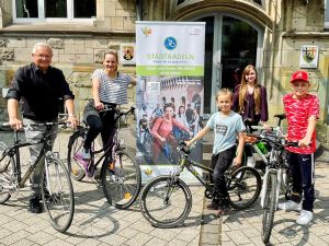 Foto: Landrat Achim Hallerbach, Klimaschutzmanagerin Janine Sieben und Klimawandelanpassungsmanagerin Angelina Zahn hoffen auch in der diesjährigen Auflage des Wettbewerbs STADTRADELN auf eine möglichst rege Beteiligung aller Generationen. Foto: Martin Boden/Kreisverwaltung Neuwied