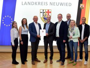 Foto: Der rheinland-pfälzische Wissenschaftsminister Clemens Hoch überbrachte Landrat Achim Hallerbach jetzt den KIPKI-Förderbescheid. Darüber freuten sich auch der 1. Kreisbeigeordnete Philipp Rasbach, Klimawandelanpassungsmanagerin Angelina Zahn, Klimaschutzmanagerin Janine Sieben, Büroleiterin Diana Wonka, der Abteilungsleiter Immobilienmanagement und Schulen Rüdiger David sowie der Mitarbeiter Immobilienmanagement und Schulen, Cemal Bilge. Foto: Silke Läufer-Hermann / Kreisverwaltung Neuwied