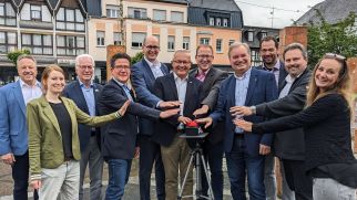 Push the button: seit August betreibt der Landkreis Neuwied ein eigenes Klimaschutzportal für seine Kommunen und sich. Den Knopf zum Start drückten Landrat Achim Hallerbach, der 1. Kreisbeigeordnete Philipp Rasbach und Klimaschutzmanagerin Janine Sieben gemeinsam mit den Bürgermeistern der kreisangehörigen Kommunen. Foto: Jakoba Moritz/ Energieagentur Rheinland-Pfalz.