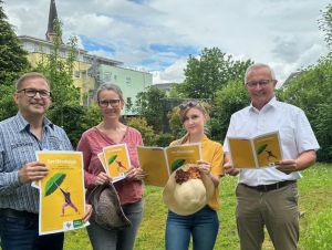Foto: Den Hitzeknigge für den Landkreis Neuwied können Landrat Achim Hallerbach, Klimaanpassungsmanagerin Angelina Zahn sowie Melanie Böhm und Gerhard Wermter vom Gesundheitsamt nur wärmstens empfehlen. Foto: Thomas Herschbach