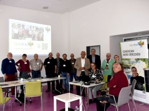 Foto: Bei der Solarkreis-NR Messe des Landkreises fanden sich Solarbotschafter und Besucher im konstruktiven Austausch vereint. Ebenfalls vor Ort: Landrat Achim Hallerbach und die Mitarbeiterinnen der Stabsstelle Energie, Klima, Umwelt der Kreisverwaltung Neuwied, Janine Sieben und Angelina Zahn. Foto: Silke Läufer-Hermann.