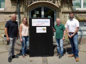 Foto: Landrat Achim Hallerbach (von links) und Klimaschutzmanagerin Janine Sieben wollen das Projekt „Solarbotschafter“ ins Leben rufen und freuen sich, mit Frank Röder schon einen ersten im eigenen Hause gefunden zu haben. Zur Veranschaulichung hatte Christian Weber von der Syna eine Balkon-PV-Anlage mitgebracht.  