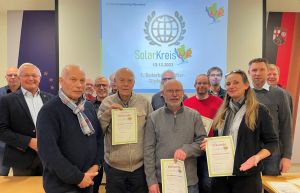 Foto: Auf Einladung von Klimaschutzmanagerin Janine Sieben (rechts) und Landrat Achim Hallerbach (2.von links) kamen die Solarbotschafter im Kreishaus zusammen und tauschten sich untereinander aus. 