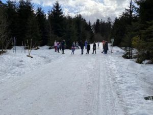Foto: Teambildung im Schneesport – Kooperation Vertrauen