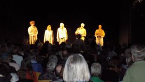 Foto: Die fünf Mitglieder der Berliner Compagnie auf der Bühne der vollbesetzten Aula.
