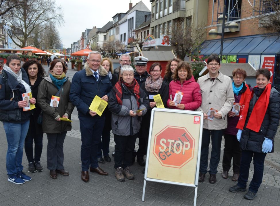 Foto: Vertreterinnen und Vertreter des Netzwerkes gegen Gewalt am Neuwieder Infostand.