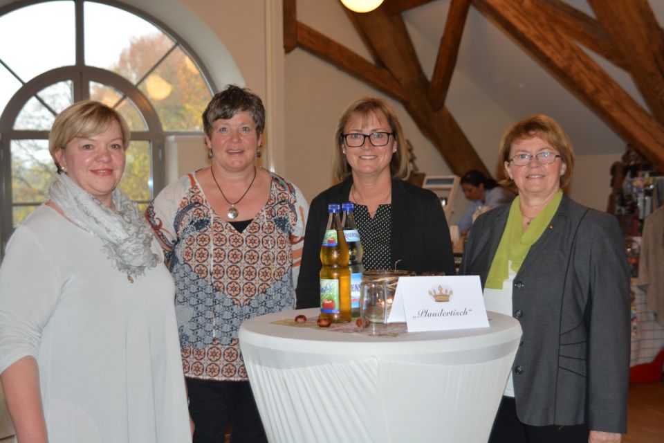 Foto: Die Organisatorinnen des 1. Dierdorfer Frauentags am „Plaudertisch: Karin Gschiel, Entspannungspädagogin, Monika Hühnerbein, Katholischen Kirchengemeinde St. Clemens, Andrea Frorath, Gleichstellungsbeauftragte der Verbandsgemeinde Dierdorf und Hella Holschbach, Vorsitzende des Landfrauenverbandes Neuwied.