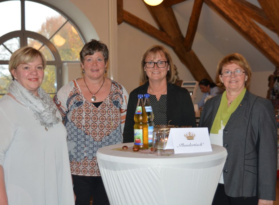 Foto: Die Organisatorinnen des 1. Dierdorfer Frauentags am „Plaudertisch: Karin Gschiel, Entspannungspädagogin, Monika Hühnerbein, Katholischen Kirchengemeinde St. Clemens, Andrea Frorath, Gleichstellungsbeauftragte der Verbandsgemeinde Dierdorf und Hella Holschbach, Vorsitzende des Landfrauenverbandes Neuwied.