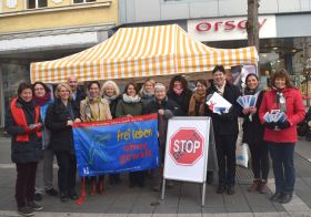 Foto: Die Standbesetzung in der Neuwieder Innenstadt mit Bürgermeister Michael Mang.