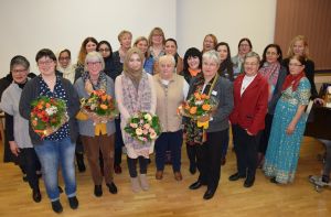 Foto: Zu sehen sind die Organisatorinnen und Rednerinnen mit Gästen des Abends.
