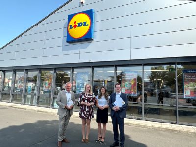 Immobilienleiterin der Lidl Immobilien Dienstleistung GmbH & Co. KG, Kim Sarah Schütz, und Portfoliomanagerin der Lidl Immobilien Dienstleistung GmbH & Co. KG Angelika Hild (zweite und dritte Person von links) bringen Landrat Achim Hallerbach und dem Geschäftsführer der Wirtschaftsförderung des Landkreises Neuwied, Harald Schmillen, rund zwei Stunden lang die Lidl-Philosophie nahe. Foto: Thomas Herschbach