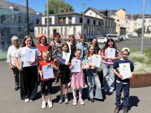 Foto: Besonders stolz nahmen die Klassensiegerinnen und -sieger des Vorlesewettbewerbs der Förderschulen mit dem Schwerpunkt Lernen im Landkreis Neuwied ihre Siegerurkunden von der Jury entgegen. Foto: Thomas Herschbach