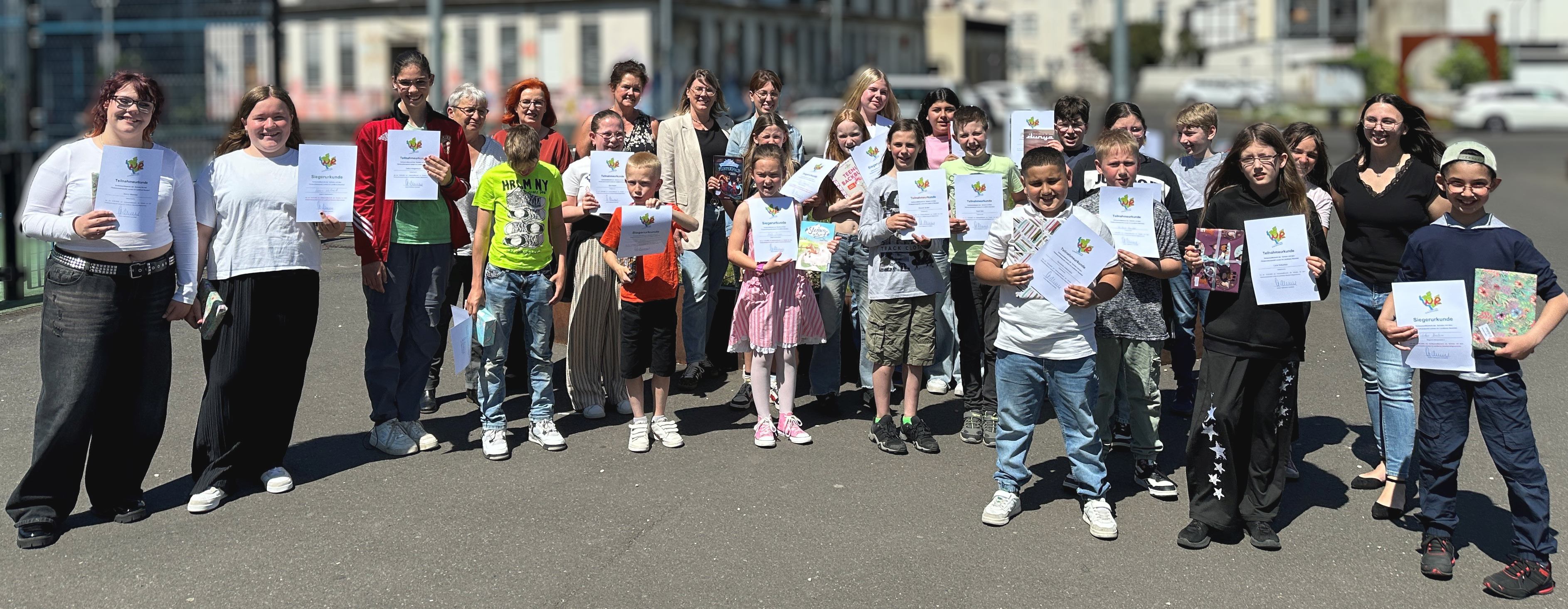 Foto: Unter großem Applaus erhielten alle Kinder und Jugendlichen, die sich am Vorlesewettbewerb der Förderschulen mit dem Schwerpunkt Lernen im Landkreis Neuwied beteiligt hatten, eine Teilnahmeurkunde sowie ein Buchgeschenk. Foto: Thomas Herschbach