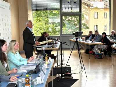 Foto: In seiner jüngsten Sitzung hat der Neuwieder Kreistag einstimmig die Fortschreibung des Abfallwirtschaftskonzeptes für den Landkreis beschlossen. Landrat Achim Hallerbach setzt in diesem Zusammenhang auf Nachhaltigkeit durch aktives Stoffstrommanagement. Foto: Thomas Herschbach