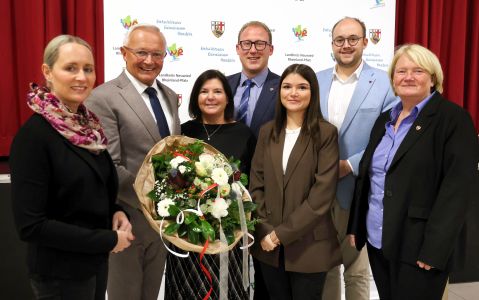 Zu den ersten Gratulantinnen und Gratulanten von Achim Hallerbach nach dessen erneuter Ernennung als Landrat bis zum Jahr 2033 zählten Ehefrau Ute und Tochter Pia sowie der 1. Kreisbeigeordnete Phillip Rasbach, die ehrenamtlichen Beigeordneten Pierre Fischer und Birgit Haas und Büroleiterin Diana Wonka. Foto: Olga Krapivina
