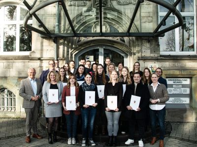 Anerkennung für Einsatz und Verlässlichkeit: Landrat Achim Hallerbach ehrte beförderte Mitarbeiterinnen und Mitarbeiter Foto: Julia Hinz / Kreisverwaltung Neuwied