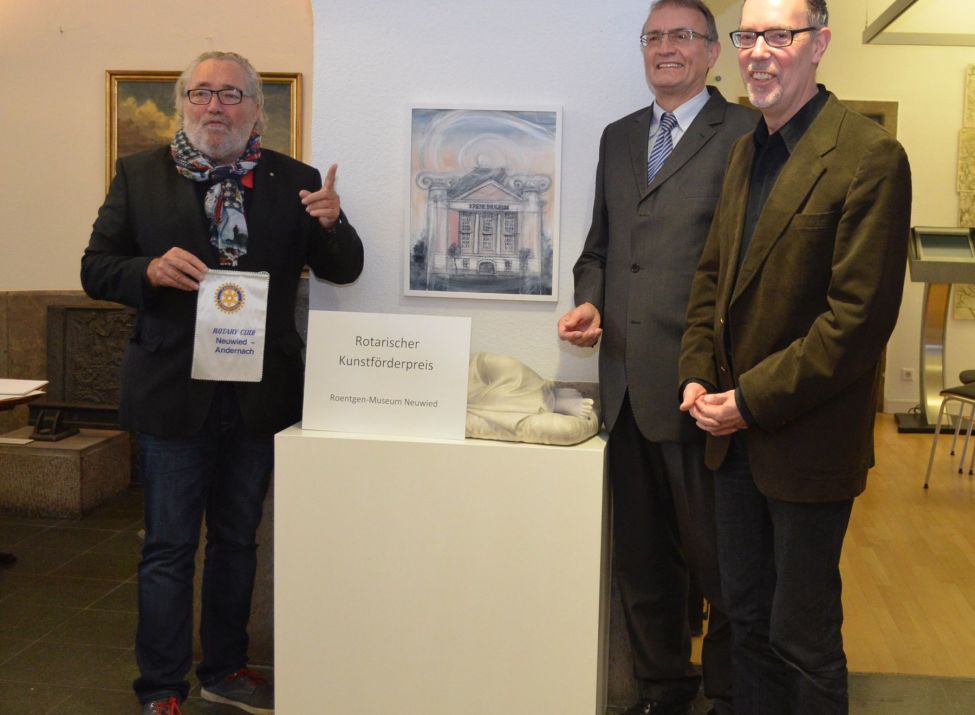 Foto: Uwe Langnickel, Präsident des Rotary-Clubs Neuwied-Andernach, Landrat Rainer Kaul und Museumsdirektor Bernd Willscheid