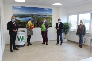 Foto: Aus dem „Umweltkompass“ werden „Westerwälder Naturerlebnisse“. Preisübergabe an die Ideengeberin. (v.l.n.r.) Landrat Achim Hallerbach (Neuwied), Natanja Neitzert, Gewinnerin des Namenswettbewerbs, Landrat Dr. Peter Enders (Altenkirchen), Landrat Achim Schwickert (Westerwaldkreis) und Vorständin Sandra Köster, Wir Westerwälder gAöR.